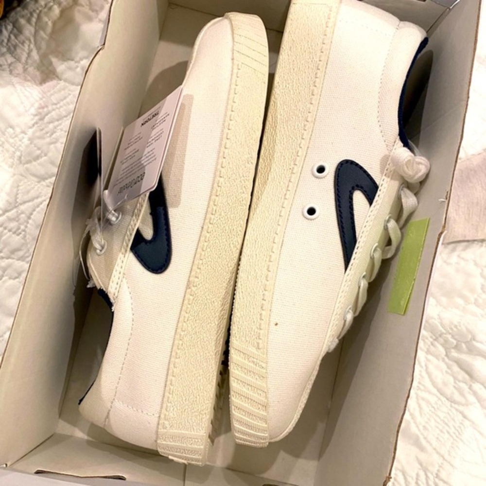 CLASSIC TRETORN NYLITE. White canvas with navy blue logo💙🤍💙 cute& comfy💙🤍💙